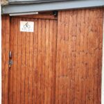 Abschließbarer Fahrradunterstand mit Holzverkleidung bei der Ferienwohnung Hill43 in Tuttlingen