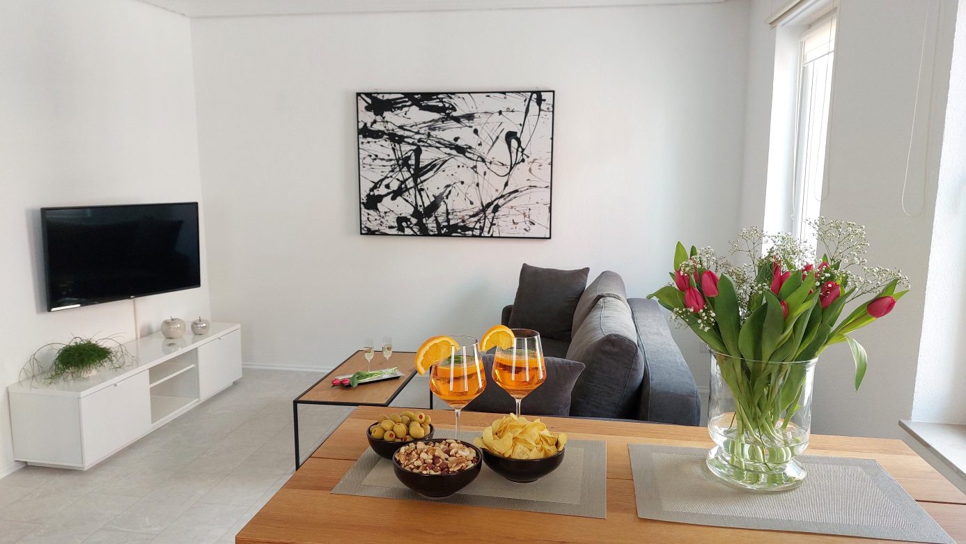 Gedeckter Esstisch mit Blumen und Gläsern in der Ferienwohnung Hill43 in Tuttlingen